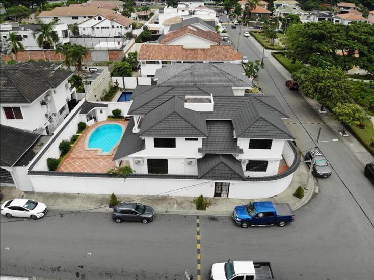 Vendo casa en via a la costa de 5 dormitorios con piscina